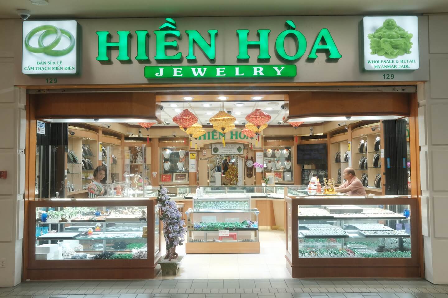 Hien Hoa jade, gemstone, and diamond jewelry store